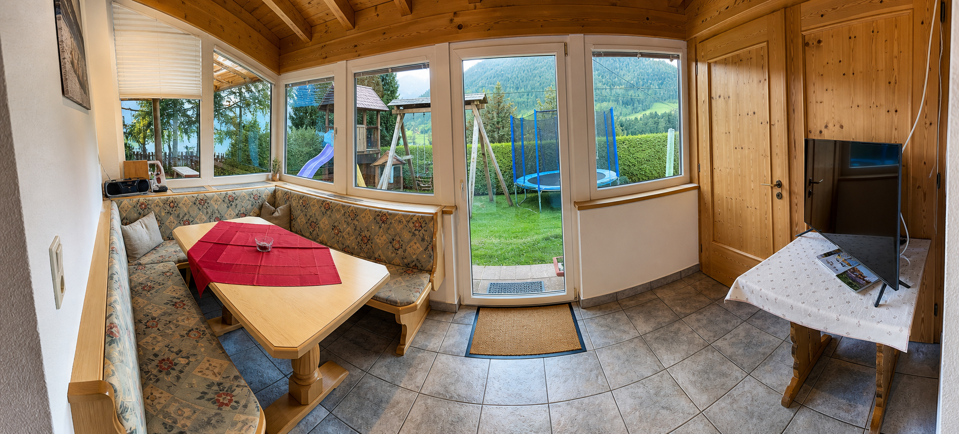Wintergarten und Essbereich der Ferienwohnung Schweizerhof